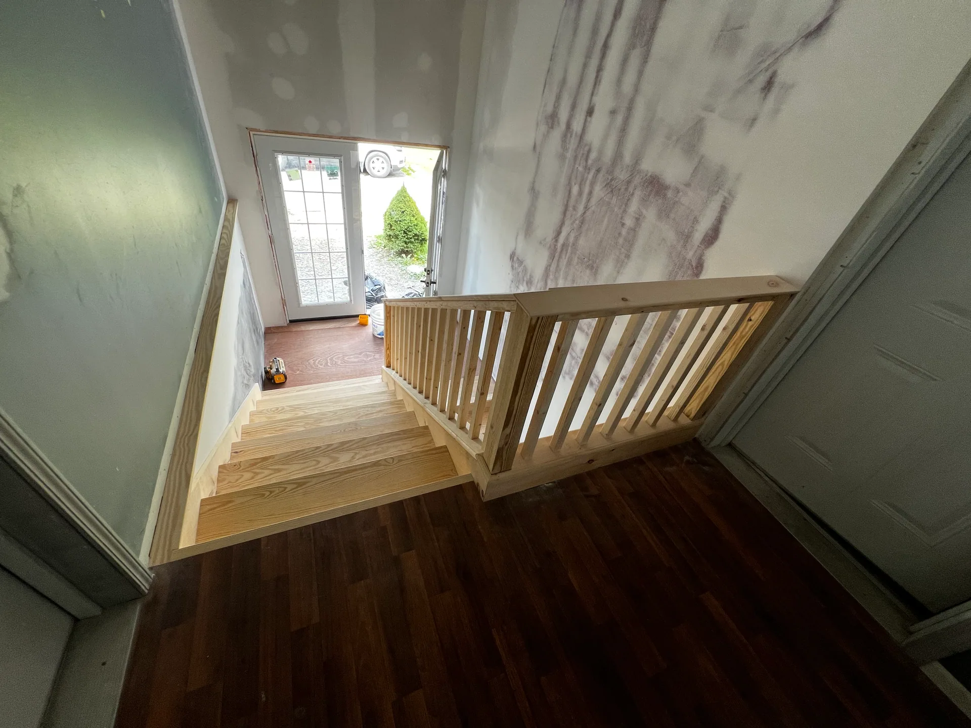 Hardwood Floor Installation in Solid and Engineered Wood